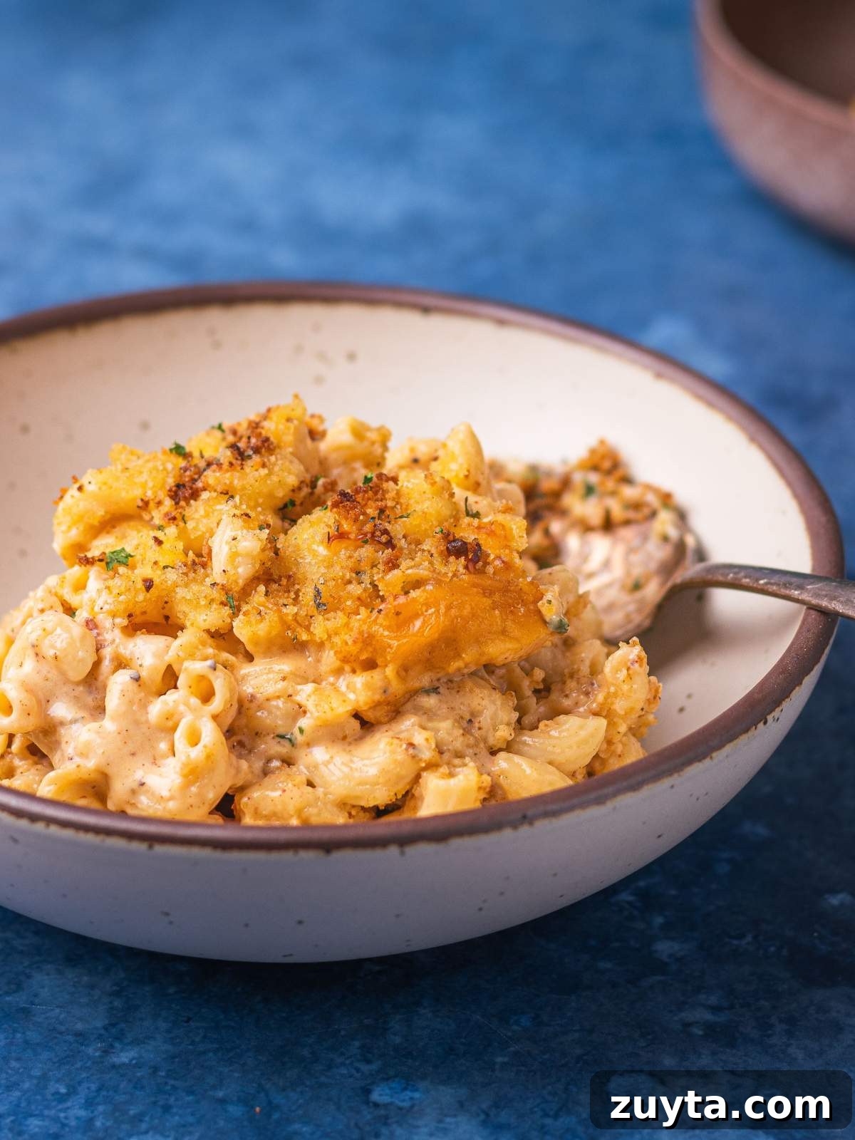 A serving of mac and cheese in a dinner bowl.